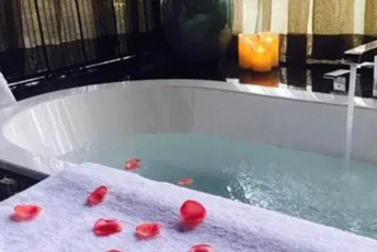 成都双流区水疗池中的失重冥想：当身体学会漂浮